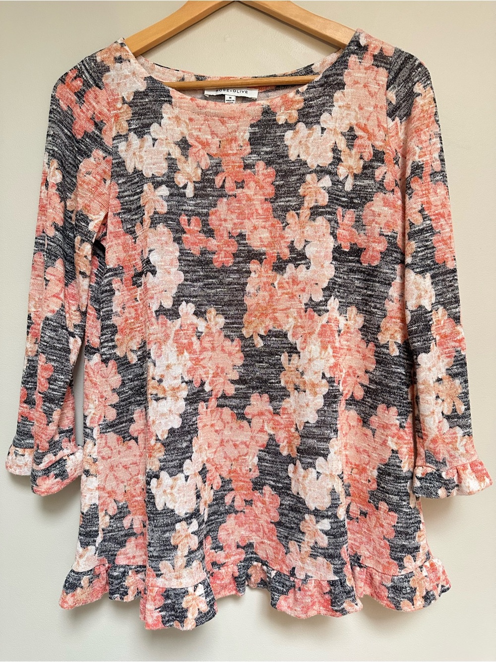 Rose + Olive Floral Blouse Women’s Medium Dark Gray Pink Ruffle Hem Top